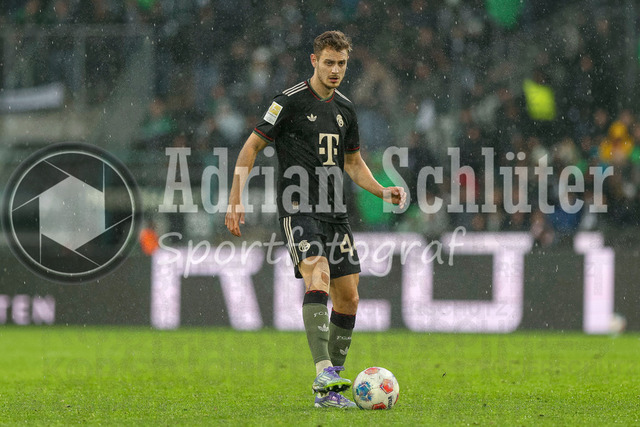 Borussia Mönchengladbach vs FC Bayern München - Bundesliga  | Mönchengladbach, Deutschland, 25.10.25:   Josip Stanisic (FC Bayern München) in Aktion am Ball, Einzelaktion waehrend des Spiels der Bundesliga zwischen Borussia Mönchengladbach vs FC Bayern München im Stadion im Borussia Park(Foto von Brauer-Fotoagentur / Adrian Schlueter)