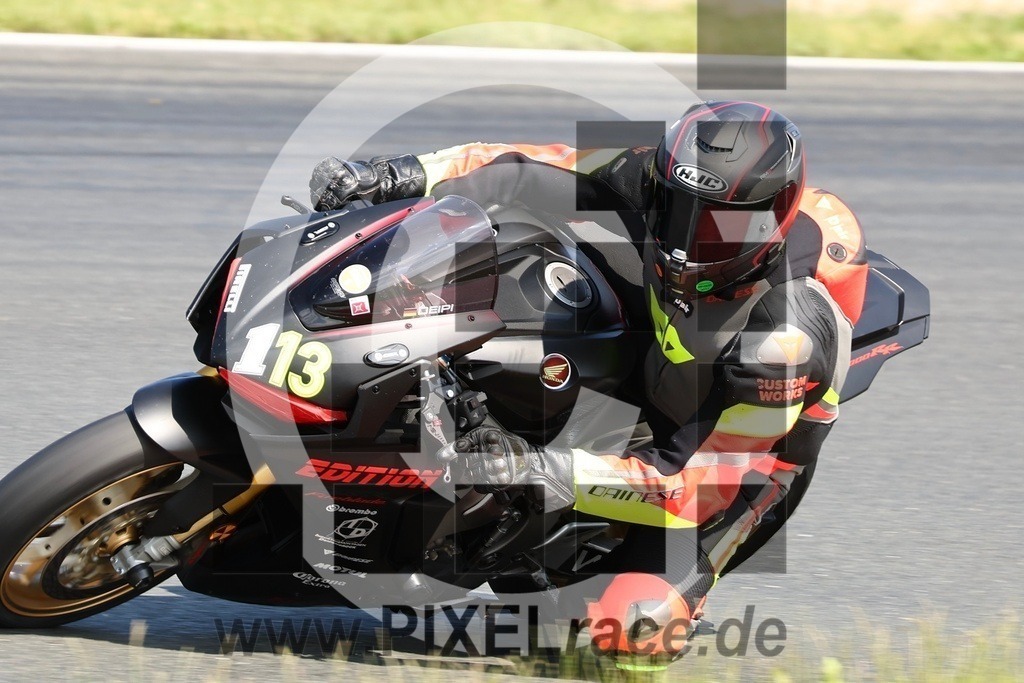 0113-20240608_13076 | Schöne Erinnerungen an spannende Momente - das festzuhalten ist unser Job. PIXELrace.de ist seit 2003 auf den Rennstrecken Europas unterwegs um die Action draußen beim Fahren und die wunderbare Stimmung imm Fahrerlager für euch einzufangen.