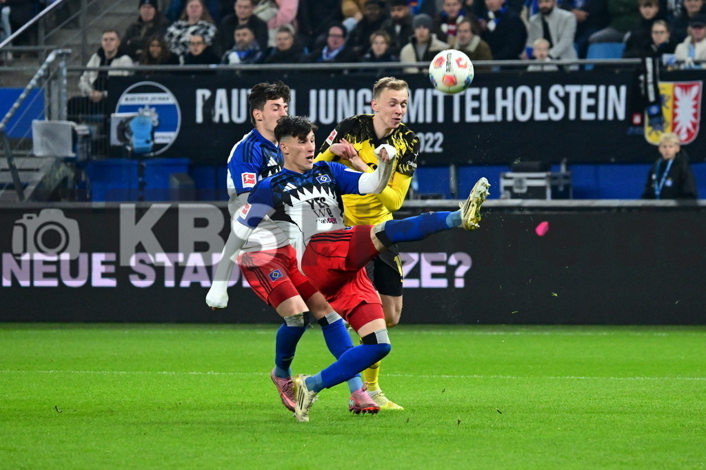 KBS Picture_HSV-Dortmund_057 | v.v. Capaldo Nicolas (HSV) , Gocholeishvili Giorgi (HSV) , Beier Maximilian (Bor. Dortmund) ,Sportplatz :  Volksparkstadion, - Realisiert mit Pictrs.com