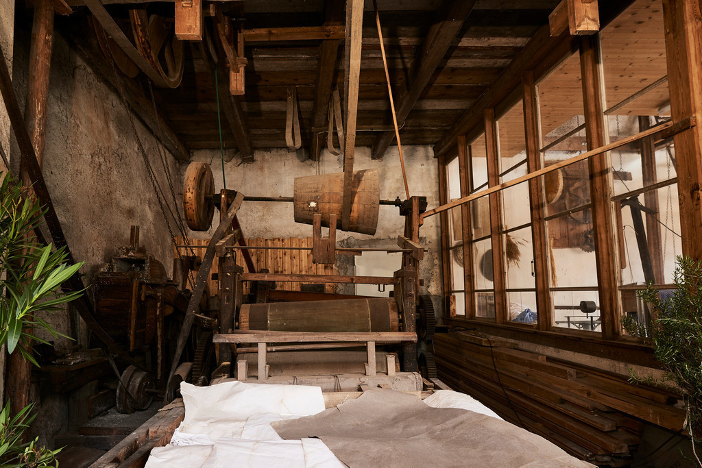 Papiermuehle Moerzinger  | Bad Großpertholz, Austria - April 01, 2016: Papiermuehle Moerzinger; Detailaufnahme in der Werkstatt. - Realisiert mit Pictrs.com