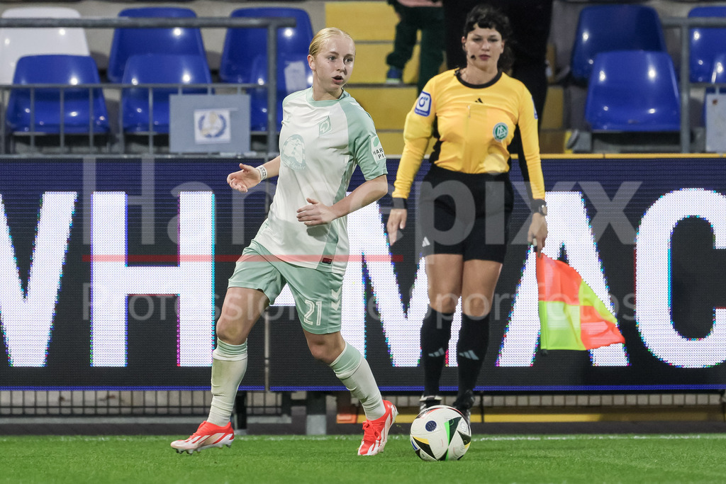Fussball, Google Pixel Frauen-Bundesliga, TSG 1899 Hoffenheim - SV Werder Bremen | v.li.: Caroline Siems (SV Werder Bremen, 21) am Ball, Einzelbild, Ganzkörper, Aktion, Action, Spielszene, DIE DFB-RICHTLINIEN UNTERSAGEN JEGLICHE NUTZUNG VON FOTOS ALS SEQUENZBILDER UND/ODER VIDEOÄHNLICHE FOTOSTRECKEN. DFB REGULATIONS PROHIBIT ANY USE OF PHOTOGRAPHS AS IMAGE SEQUENCES AND/OR QUASI-VIDEO.