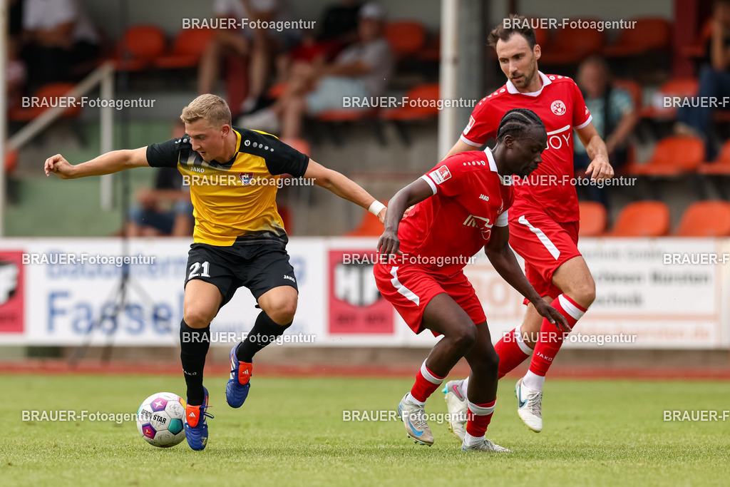 1_SVSKFC_20250726_0632.JPG -  - SV Schermbeck - KFC Uerdingen  - Testspiel | Schermbeck, Deutschland, 26.07.25: Jan Bachmann (KFC Uerdingen) und Yannick Babo (SV Schermbeck) im Kampf um den Ball während des Testspiel Spiels zwischen SV Schermbeck - KFC Uerdingen  in der Volksbank Arena am 26. July 2025 in Schermbeck, Deutschland. (Foto von Stefan Brauer/Brauer-Fotoagentur)