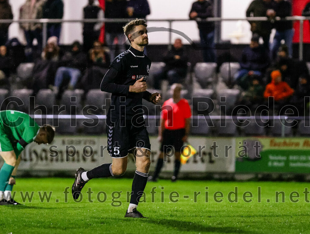 2023-11-03_041_FC_Schwaig_gegen_TuS_Holzkirchen | Oberding, Deutschland, 03.11.2023:
Fußball, Landesliga Südost 2023 / 2024, 19. Spieltag, FC Schwaig gegen TuS Holzkirchen, Endergebnis: 4:1

Mario Simak (FC Schwaig, #5)

Foto: Christian Riedel / fotografie-riedel.net