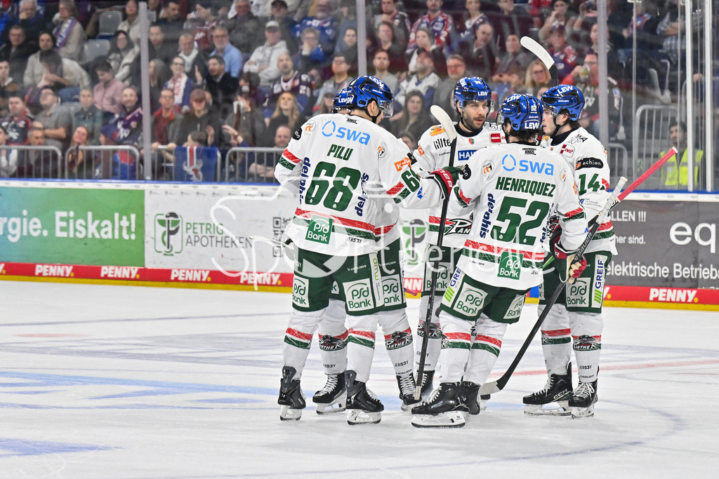 Adler Mannheim - Augsburger Panther | MANNHEIM, DEUTSCHLAND - 25. FEBRUAR: Jubel der Panther nach dem Treffer zum 1-1 durch David FARRANCE (Augsburger Panther 4) / Tor / Torschuetze / Freude / Happy während dem Match zwischen den Adler Mannheim und den Augsburger Panthern am 45. Spieltag der Penny DEL in der SAP Arena