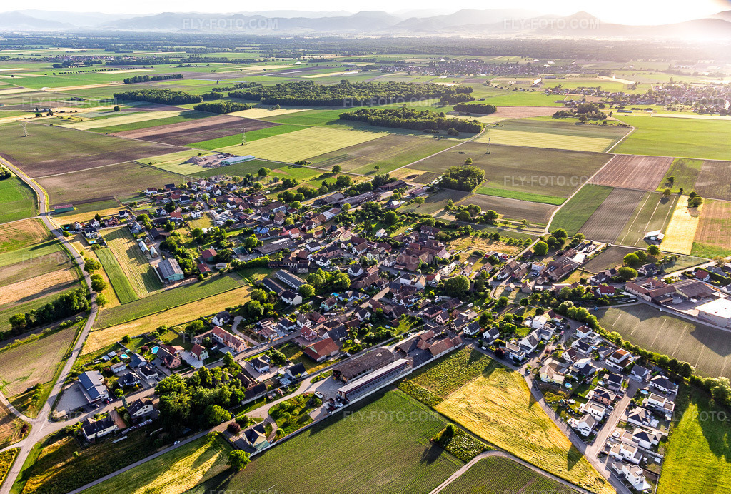 Aerial view: Village view from the northeast in Bösenbiesen in the state Bas-Rhin, France. – Photo: IMG_147364.jpg taken on 05/29/2025 by Werner Riehm/FLY-FOTO.com – Resolution of the original: 4828 x 3261 px