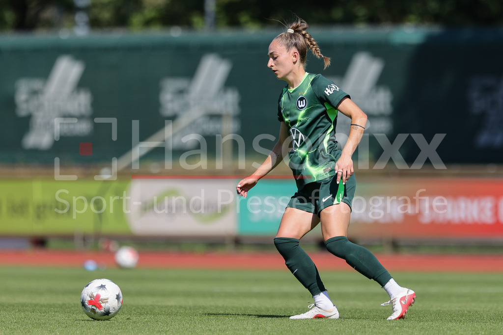 Fussball, Testspiel Frauen, SV Werder Bremen - VfL Wolfsburg | Sophia Kleinherne (VfL Wolfsburg, 4) am Ball, Freisteller, Einzelbild, Ganzkörper, Aktion, Action, Spielszene