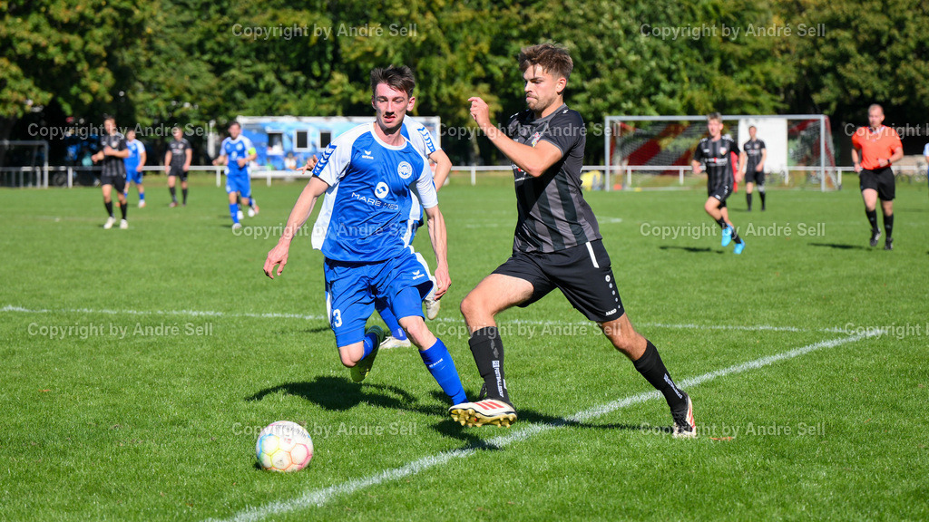 Kieler MTV vs TSV Bordesholm | Yannick Boisen (KMTV #10) vs Lennart Böhme (Bordesholm #43)  / Fußball-Verbandsliga Ost Männer 2025/2026 / Kieler MTV vs TSV Bordesholm / Professor-Peters-Platz / Kiel / 28.09.25 - Realisiert mit Pictrs.com