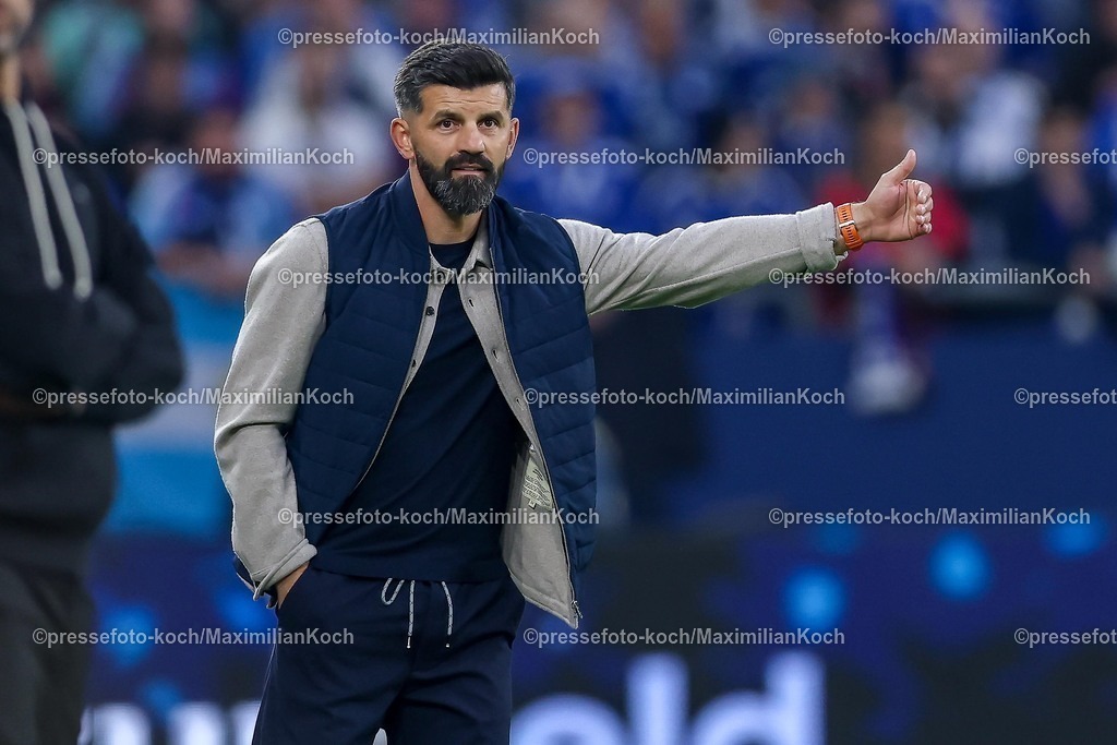 S0426092501146 | 25.09.2025, Fußball, FC Schalke 04 - SpVgg Greuther Fürth, 7.Spieltag, 2. Fußball Bundesliga, Veltins-Arena Gelsenkirchen, Saison 2025 2026: Cheftrainer Miron Muslic (Schalke04) steht gestikulierend an der Seitenlienie Gestik MimikDFB regulations prohibit any use of photographs as image sequences and or quasi-video.