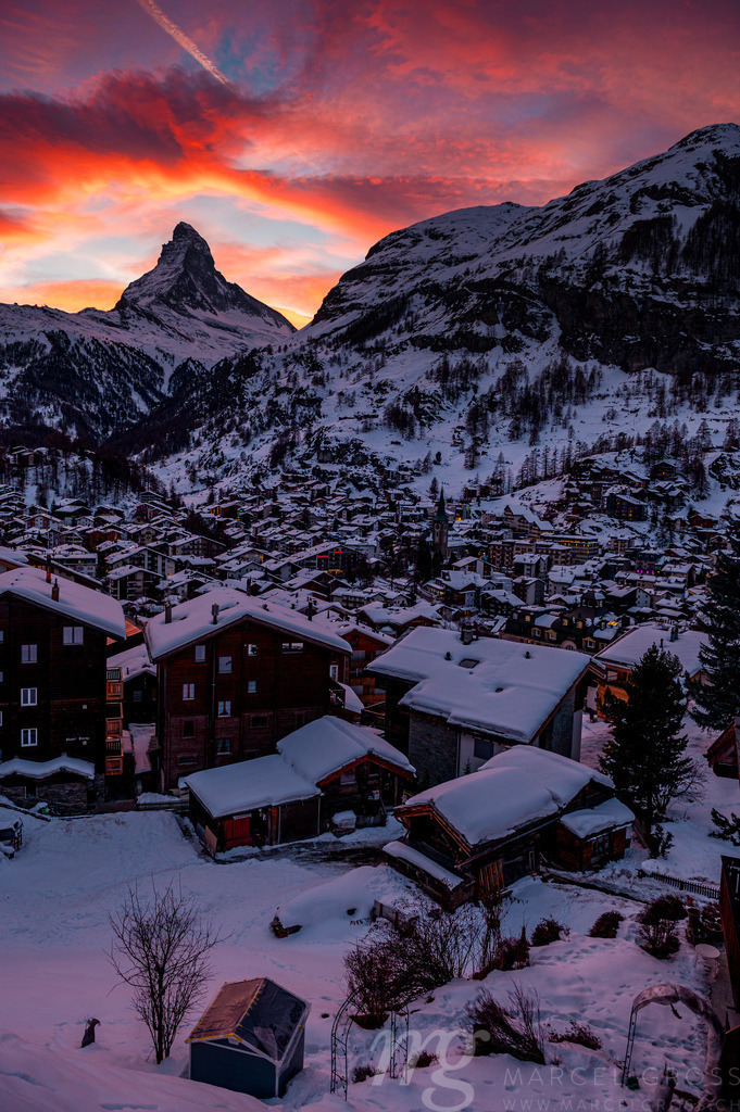 the alpine village of Zermatt and Matterhorn at a wonderful sunset in the Alps of Switzerland. | Die ideale Geschenkidee für Naturliebhaber. Naturbilder von Marcel Gross Photography für ihr Zuhause in den verschiedensten Formaten und Materialien. - Realisiert mit Pictrs.com