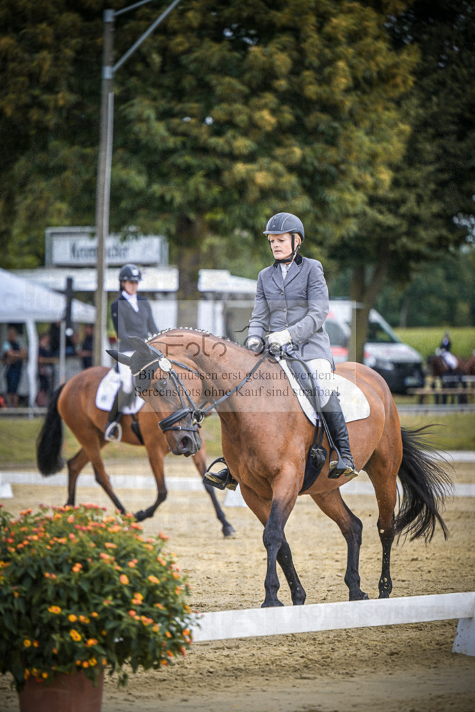 DOS_8904 | Entdecke hochwertige Reitturnierfotos von Foto Oger. Professionell, emotional und authentisch – jetzt Lieblingsmomente im Shop bestellen.Deutschlandweite Turnierfotografie. - Realisiert mit Pictrs.com