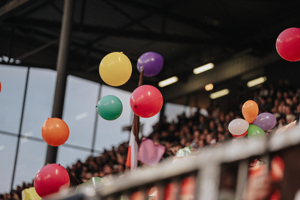 FCS03306 | Der offizielle Shop für FC St. Pauli Fotos. Wähle aus Spielszenen & Fanmomenten dein FCSP Wunschformat. Wir liefern Millerntor-Atmosphäre.