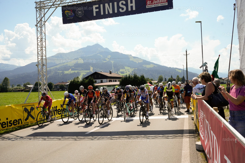 441_20230817_Bewerb_Maenner_Muehlanger | AUT - OESTERREICH, 2023-08-16: SPORT RENNRAD-FAHREN - 55. INTERNATIONALER RADWELTPOKAL IN ST. JOHANN IN TIROL  - Vintage-Radrennen mit WM-Bronze-Medaillen-Siegerin Christina Schweinberger, den Teilnehmer und Alexander Baumann (vom Orginastions-Team) - TAG 2 BEWERB MAENNER IN SECHS GRUPPEN  ; Foto: Roland Muehlanger