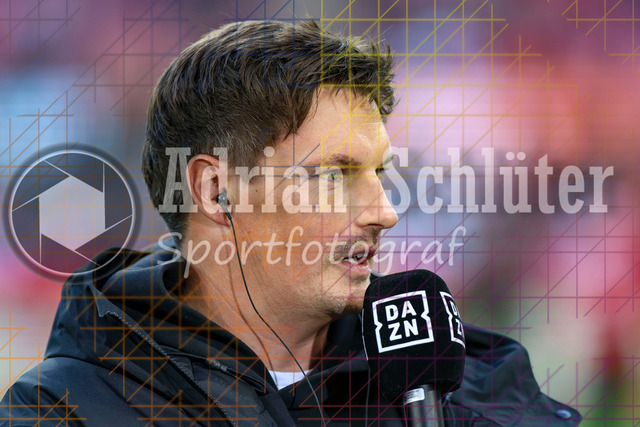 1. FC Köln vs Hamburger SV - 1. Bundesliga  | Köln, Deutschland, 02.11.25:   Trainer Merlin Polzin (Hamburger SV) im Interview waehrend des Spiels der Bundesliga zwischen  1. FC Köln vs Hamburger SV in der RheinEnergieStadion(Foto von Brauer-Fotoagentur / Adrian Schlueter)