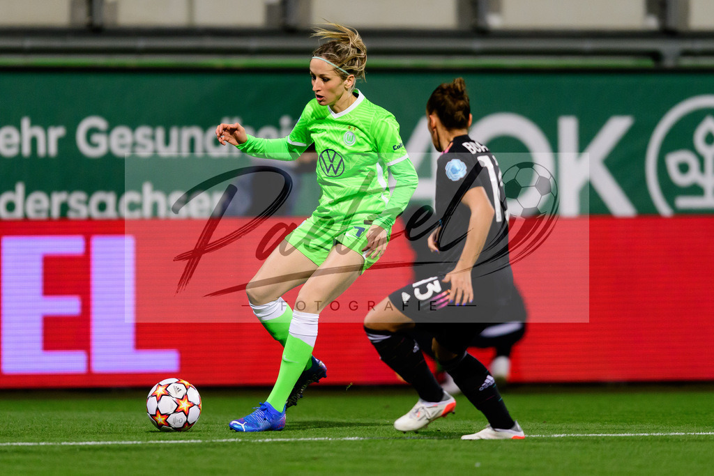 WOBJUV20211118_102 | Fussball, Frauen: Kathrin Hendrich (VfL Wolfsburg) und Lisa Boattin (Juventus FC) im Zweikampf bei dem Spiel der UEFA Women´s Champions League zwischen VfL Wolfsburg und Juventus Turin im AOK-Stadion am 18.11.2021 in Wolfsburg, Deutschland. - Realisiert mit Pictrs.com