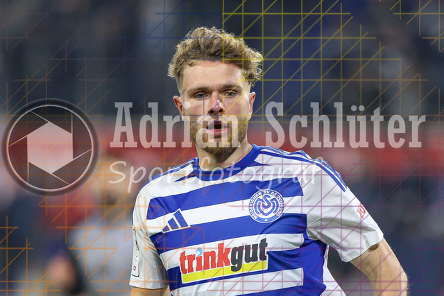 MSV Duisburg vs SV Waldhof Mannheim - 3. Liga | Duisburg, Deutschland, 07.11.25:   Steffen Meuer (MSV Duisburg) schaut waehrend des Spiels der 3. Liga MSV Duisburg vs SV Waldhof Mannheim in der schauinsland-reisen-arena(Foto von Brauer-Fotoagentur / Adrian Schlueter)