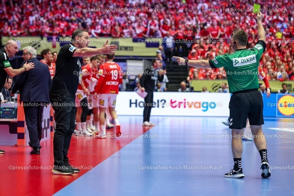 EHF01022602041 | 01.02.2026, Handball, Men's EHF EURO 2026, Deutschland - Dänemark, Jyske Bank Boxen in Herning, Final: Headcoach Alfred Gislason (Germany #hc) gestikulierend am Spielfeldrand  Gelbe Karte Schiedsrichter