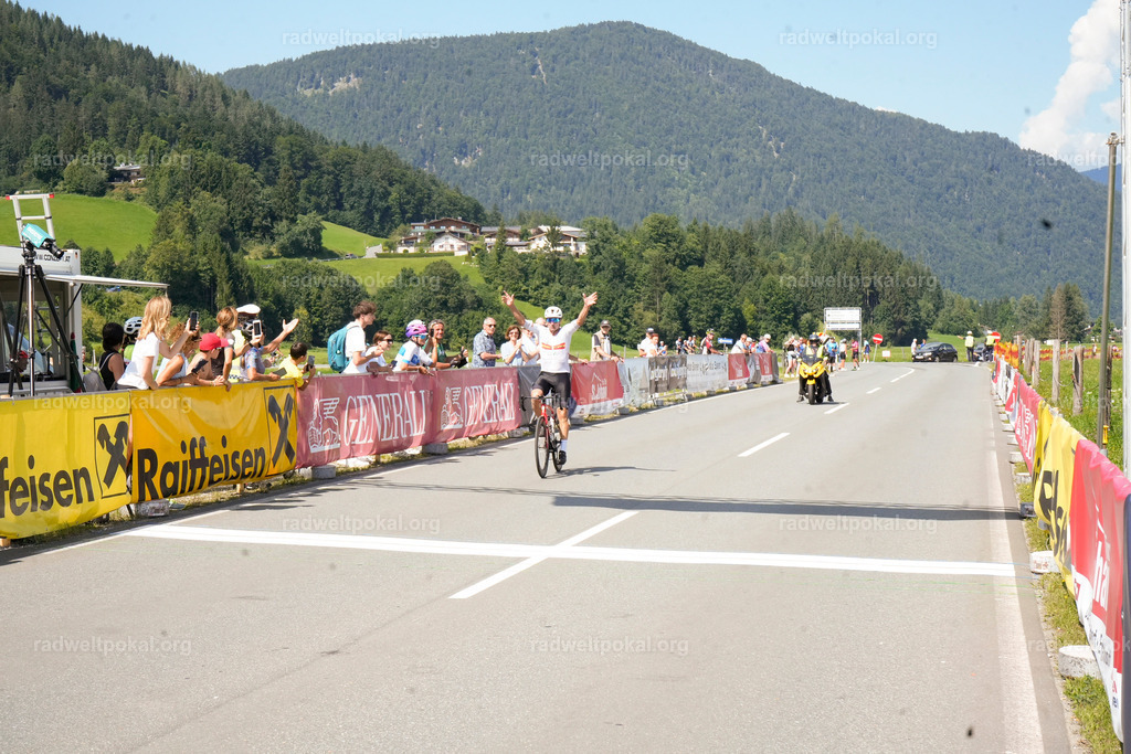 773_20230817_Bewerb_Maenner_Muehlanger | AUT - OESTERREICH, 2023-08-16: SPORT RENNRAD-FAHREN - 55. INTERNATIONALER RADWELTPOKAL IN ST. JOHANN IN TIROL  - Vintage-Radrennen mit WM-Bronze-Medaillen-Siegerin Christina Schweinberger, den Teilnehmer und Alexander Baumann (vom Orginastions-Team) - TAG 2 BEWERB MAENNER IN SECHS GRUPPEN  ; Foto: Roland Muehlanger