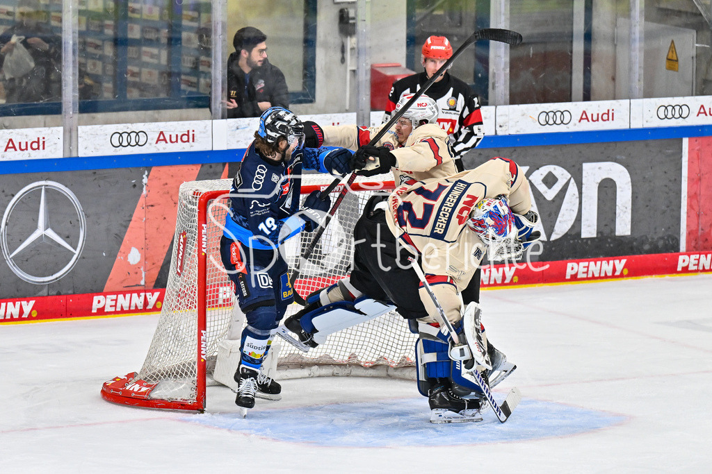 ERC Ingolstadt - Nuernberg Ice Tigers | v. l. Wojciech STACHOWIAK (ERC Ingolstadt 19), Owen HEADRICK (Nuernberg Ice Tigers 47) und Leon HUNGERECKER (Nuernberg Ice Tigers 72) / Zweikampf / Duell / DEL: ERC Ingolstadt - Nuernberg Ice Tigers, Saturn Arena am 21.03.2025