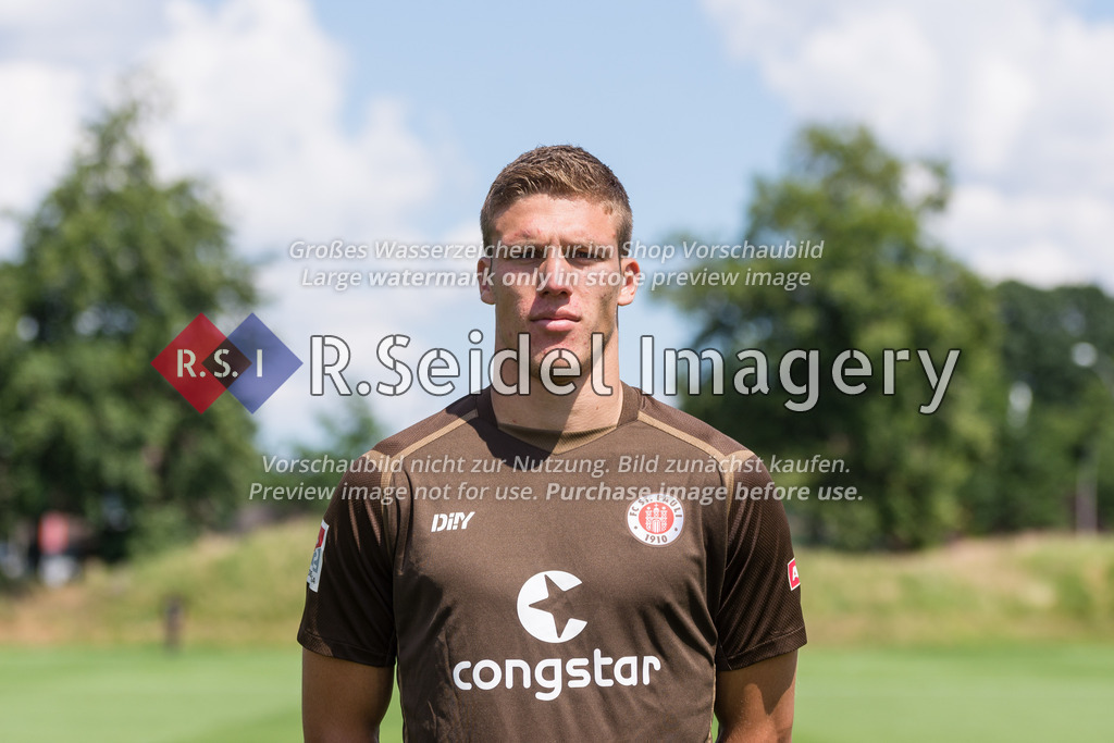 Fußball, Saison 2022/23, FC St. Pauli, Trainingszentrum/NLZ Kollaustraße (Hamburg), 28.06.2022, Fototermin | Jakov Medić (Abwehrspieler, #18) / Jakov Medic (Abwehrspieler, #18)