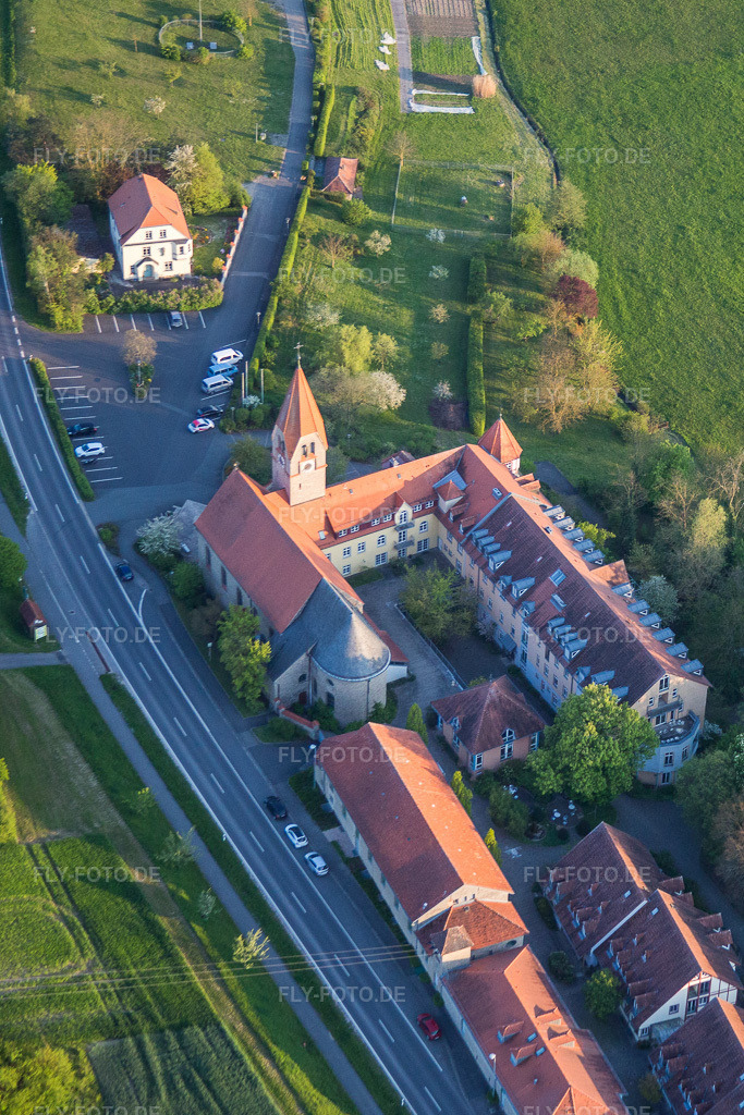 Luftbild: Gebäudekomplex des Klosters Kloster St. Ludwig im Ortsteil Lindach in Kolitzheim im Bundesland Bayern in Deutschland. Foto: IMG_087856.jpg vom 05.05.2016 durch Werner Riehm/FLY-FOTO.de
