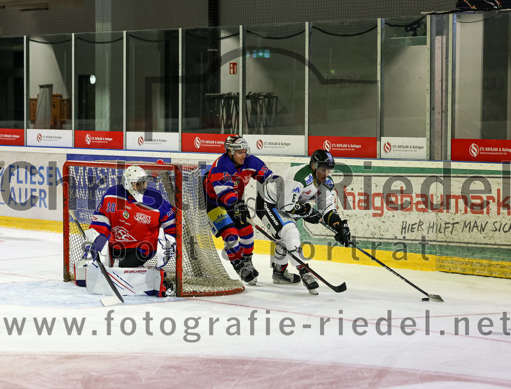 2022-09-09_073_TSV_Erding_gegen_Deggendorfer_SC | Erding, Deutschland, 09.09.2022:
Eishockey, Bayernliga 2022 / 2023, Testspiel, TSV Erding gegen Deggendorfer SC, Endergebnis: 2:5

Torwart Justin Köpf (Deggendorfer SC, #30), Paul Pfenninger (Deggendorfer SC, #58), Wassilij Guft-Sokolov (Erding Gladiators, #8)

Foto: Christian Riedel / fotografie-riedel.net