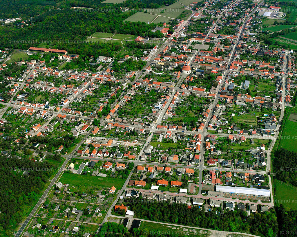 2522010 | ORANIENBAUM 01.05.2005 Wohngebiet - Mischbebauung der Mehr- und Einfamilienhaussiedlung  in Oranienbaum im Bundesland Sachsen-Anhalt, Deutschland // Residential area - mixed development of a multi-family housing estate and single-family housing estate  in Oranienbaum in the state Saxony-Anhalt, Germany Foto: Gerhard Launer
