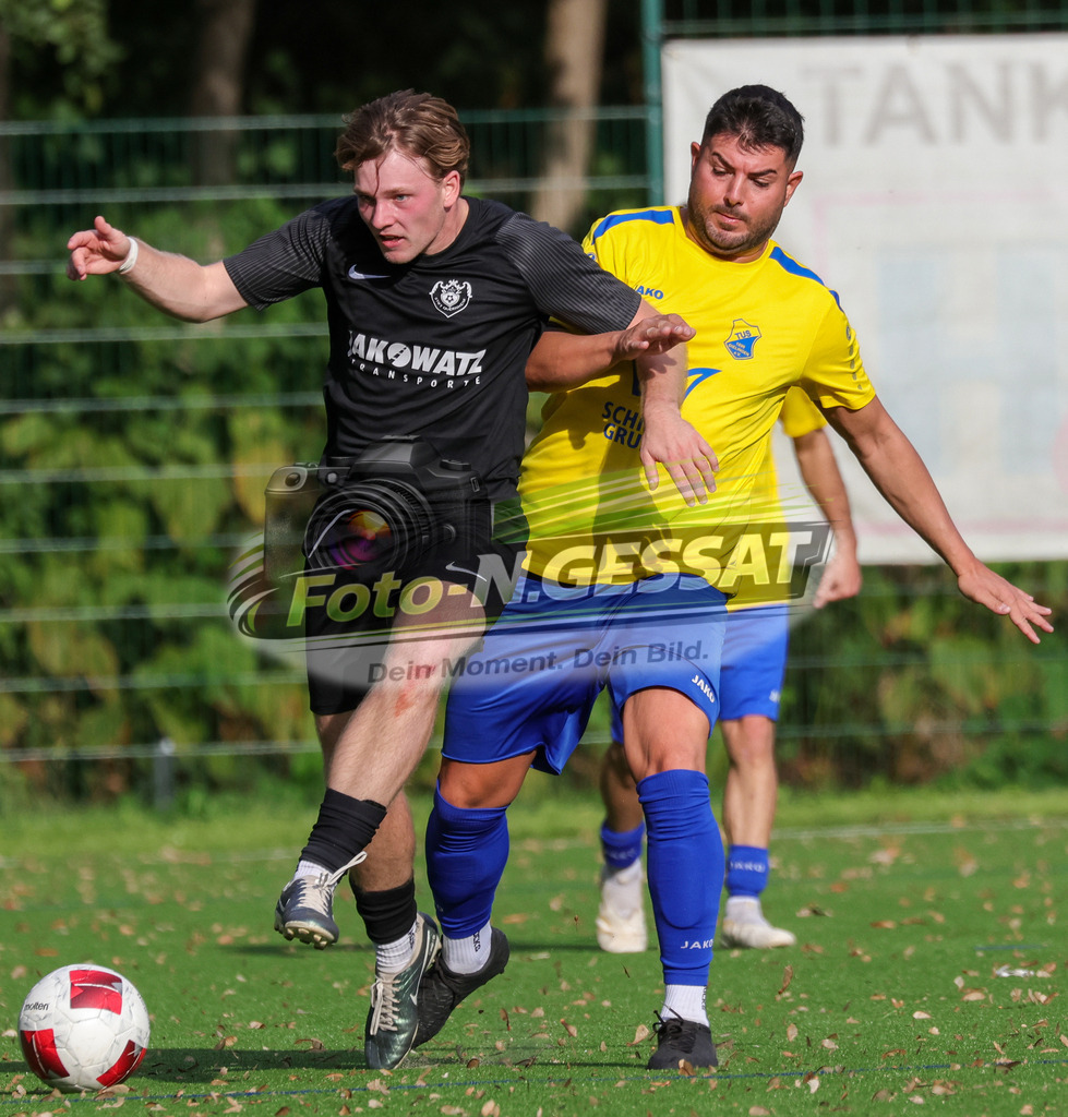 BV Stift Quernheim - TuS Dielingen | Auf dem Bild zu sehen: schwarz BV Stift Quernheim: Kilian Karl August Holtkamp ; gelb TuS Dielingen: Aytac Kara BV Stift Quernheim, TuS Dielingen, Saison 26/27, Bezirksliga, Stift Quernheim, Deutschland - Realisiert mit Pictrs.com