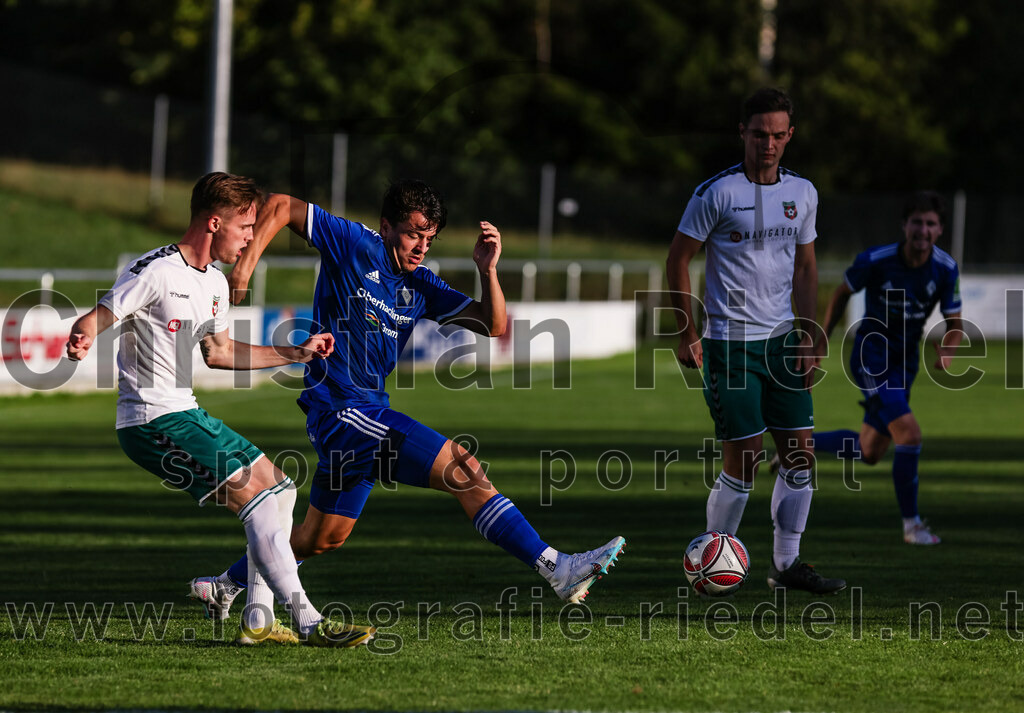 2023-08-01_014_FC_Schwaig_gegen_FC_Deisenhofen | Oberding, Deutschland, 01.08.2023:
Fußball, Toto-Pokal 2023 / 2024, 1. Spieltag, FC Schwaig gegen FC Deisenhofen, Endergebnis: 2:3

Leon Roth (FC Schwaig, #21), Vincent Bürstner (FC Deisenhofen, #24)

Foto: Christian Riedel / fotografie-riedel.net