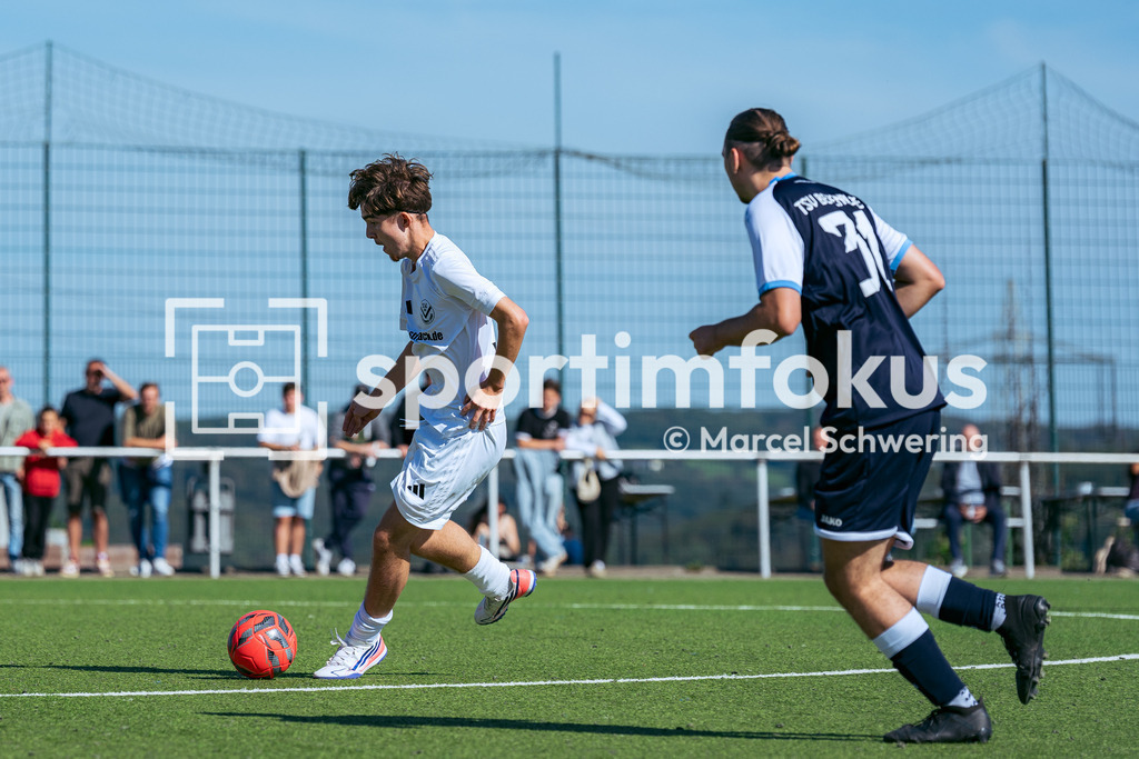 SV Jägerhaus-Linde – TSV Beyenburg | Sean Luca Schmidtke (17, SV Jägerhaus-Linde) am Ball. Kreisliga A: SV Jägerhaus-Linde gegen TSV Beyenburg, Wuppertal, 27.09.2026. Endstand: 1:2 (0:1). sportimfokus / Marcel Schwering - Realisiert mit Pictrs.com