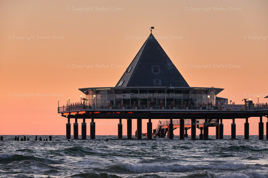 pier of Heringsdorf on German isle of Usedom in sunrise light | pier of Heringsdorf on German isle of Usedom in sunrise light - Realisiert mit Pictrs.com