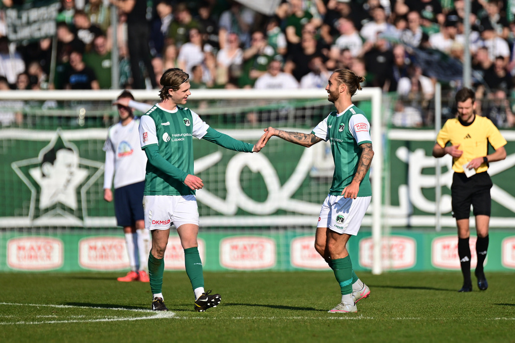 Fußball I Herren I Saison 2024-2025 I Regionalliga Nord I 25. Spieltag I VfB Lübeck - SSV Jeddeloh | John Xaver Posselt (7, VfB Lübeck) Felix Drinkuth (11, VfB Lübeck) - Realisiert mit Pictrs.com