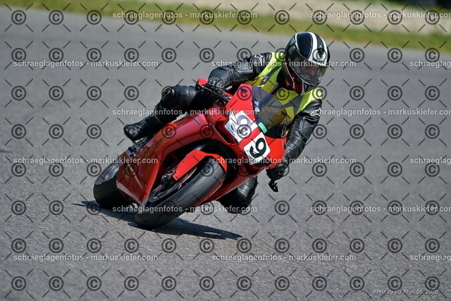 26BT02-1588 | markuskiefer.com - Realisiert mit Pictrs.com