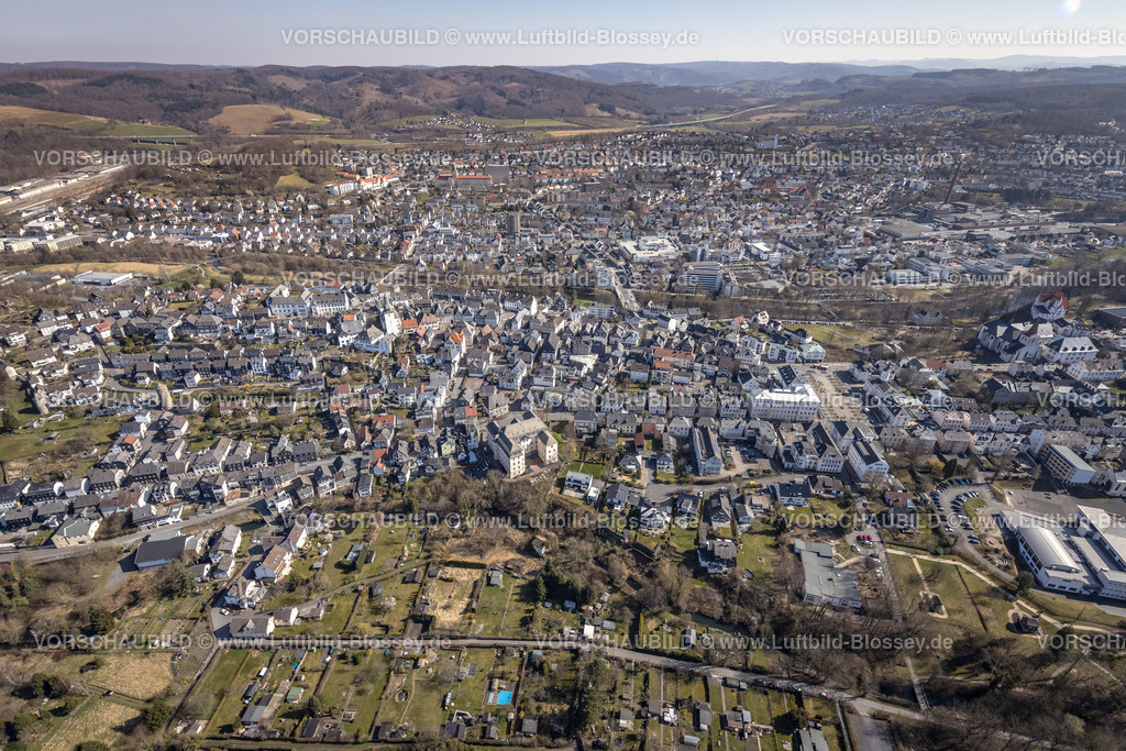 Arnsberg220302104 | Luftbild, Altstadt mit Fachwerkhäusern und Stadtkapelle St. Georg, im Vordergrunfd das Verwaltungsgericht Arnsberg, Arnsberg, Sauerland, Nordrhein-Westfalen, Deutschland