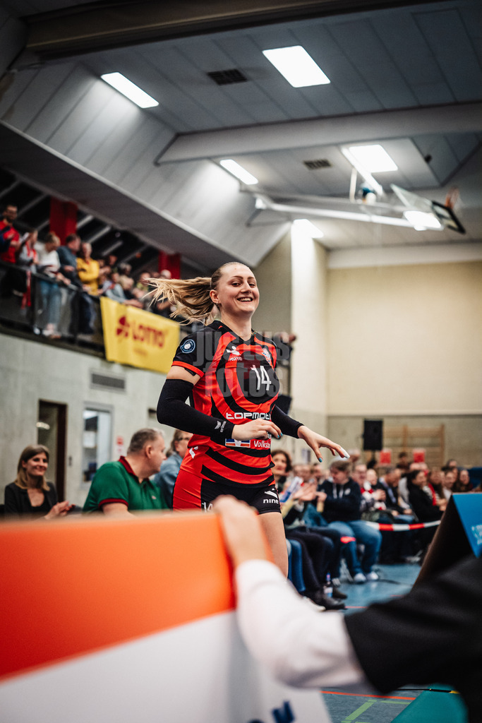 Volleyball | Frauen | Saison 2025/2026 | Volleyball Bundesliga | ETV Hamburger Volksbank Volleys vs. Ladies in Black Aachen | 29.10.2025 | Fiona Dittmann (#14, ETV Hamburger Volksbank Volleys) läuft in die Halle ein