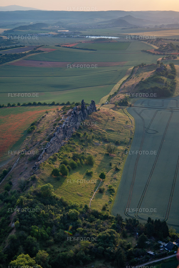 Luftbild: Teufelsmauer (Königsstein) von Osten im Ortsteil Weddersleben in Thale im Bundesland Sachsen-Anhalt in Deutschland. – Foto: IMG_136525.jpg vom 17.06.2023 durch Werner Riehm/FLY-FOTO.de – Auflösung des Originals: 2924 x 4386 px – Harz - Ausflugsziele, Sehensw\xfcrdigkeiten und Freizeittipps f\xfcr Urlaub und Freizeit in der Harz - Region