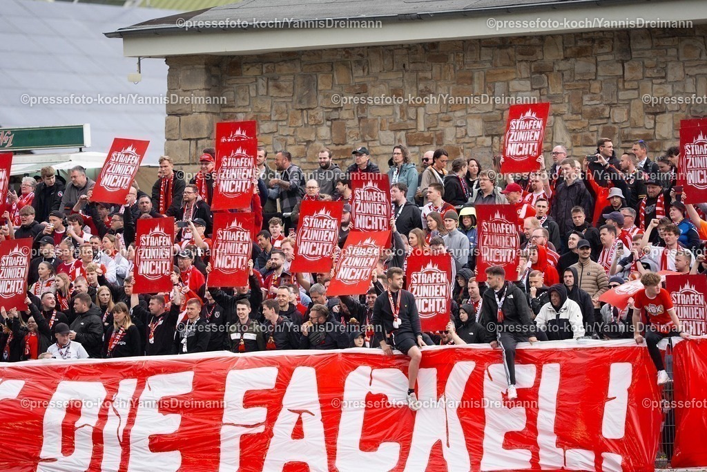 xydr13042501066 | 13.04.2025, xydrx, Fußball, Borussia Dortmund II - FC Energie Cottbus, 3.Liga, Stadion Rote Erde, Saison 2024 2025: Cottbus Fans halten Schilder hoch mit Aufschrift: ´´Strafen zünden nicht´´ DFB regulations prohibit any use of photographs as image sequences and or quasi-video.