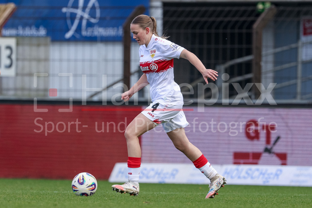 Fussball, 2. Frauen-Bundesliga, SV Meppen - VfB Stuttgart | Katharina Schäfer (VfB Stuttgart, 4) am Ball, Freisteller, Einzelbild, Ganzkörper, Aktion, Action, Spielszene, DIE DFB-RICHTLINIEN UNTERSAGEN JEGLICHE NUTZUNG VON FOTOS ALS SEQUENZBILDER UND/ODER VIDEOÄHNLICHE FOTOSTRECKEN. DFB REGULATIONS PROHIBIT ANY USE OF PHOTOGRAPHS AS IMAGE SEQUENCES AND/OR QUASI-VIDEO.