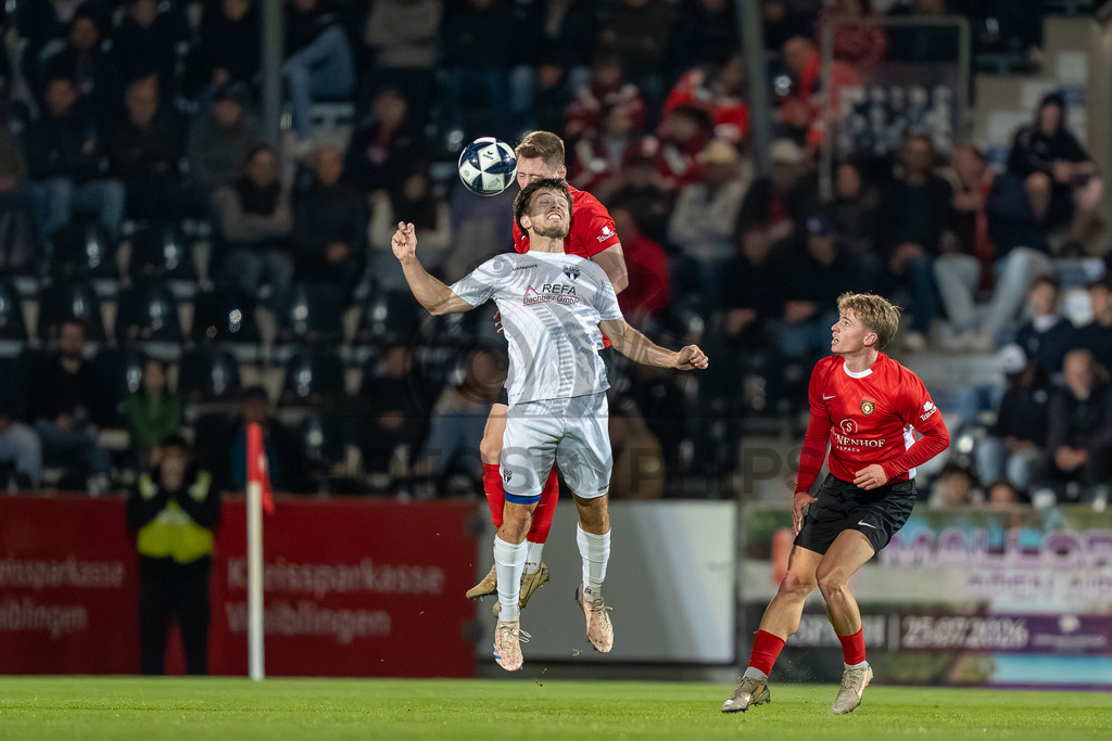 SG Sonnenhof Großaspach vs. SGV Freiberg, Fussball, Regionalliga Suedwest, 30. Spieltag, 22.04.2026 | Zweikampf zwischen Leon Maier (SG Sonnenhof Großaspach, #20) und Lukas Laupheimer (SGV Freiberg, #06),SG Sonnenhof Großaspach vs. SGV Freiberg, Fussball, Regionalliga Suedwest, 30. Spieltag, 22.04.2026