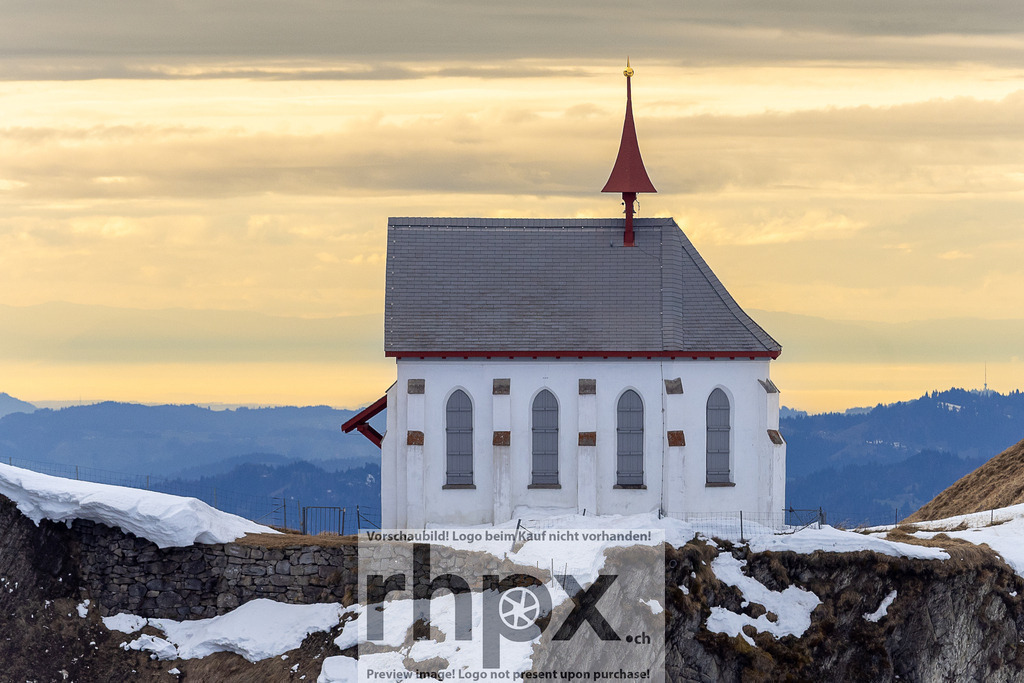Die Klimsenkapelle am Pilatus | Stille. Glaube. Gipfel.
Hoch oben am Grat des Pilatus trotzt die kleine Kapelle den Elementen und bietet einen Ort der inneren Einkehr. Das Zusammenspiel aus weisser Architektur und der rauen Berglandschaft schafft eine zeitlose Kulisse über den Wolken.
Wähle unter "Produktauswahl" dein Wunschformat: Vom klassischen Wandbild über Puzzle &amp; Tassen bis zum digitalen Download (z.B. als Handy-Hintergrund).
 - Realisiert mit Pictrs.com