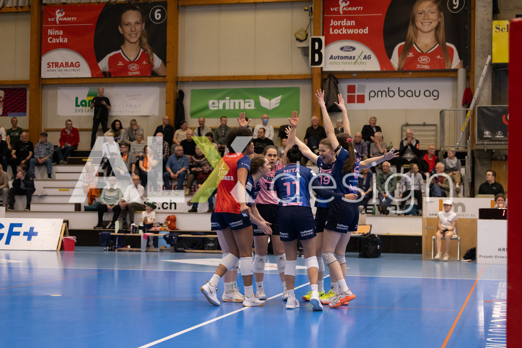 Volleyball I Frauen I Saison 2025-2026 I Volleyball NLA | Women I 1/2 Finals I  VC Kanti Schaffhausen - Sm'Aesch Pfeffingen I 07.03.2026 | Sm'Aesch Pfeffingen Spielerinnenkreis - Realisiert mit Pictrs.com