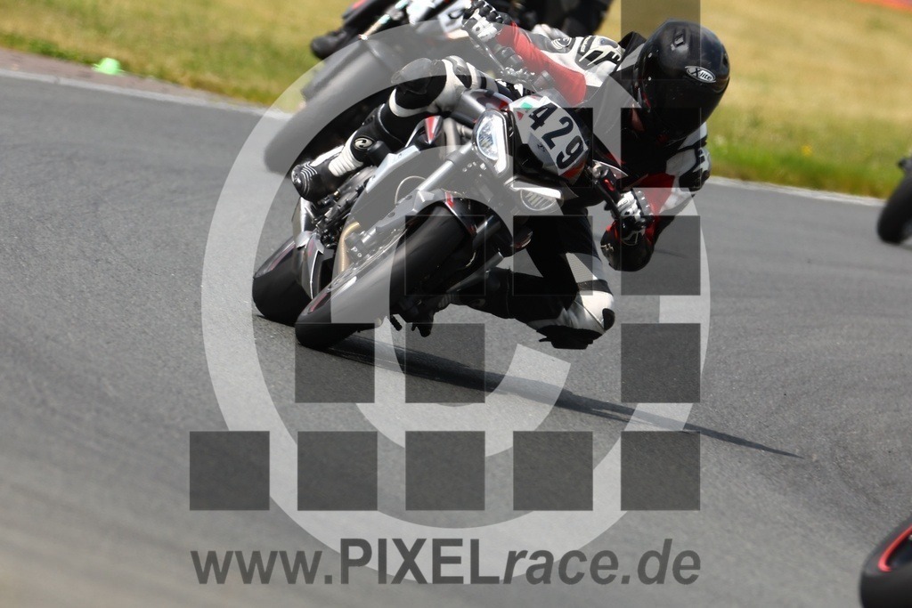 0429-PXR38899 | Schöne Erinnerungen an spannende Momente - das festzuhalten ist unser Job. PIXELrace.de ist seit 2003 auf den Rennstrecken Europas unterwegs um die Action draußen beim Fahren und die wunderbare Stimmung imm Fahrerlager für euch einzufangen.