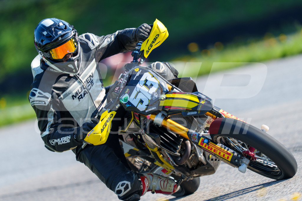SuperMoto_Staatsmeisterschaft_Greinbach_066 | GRIPcapture steht für authentische Sportfotografie in Österreich – für Momente, die mehr sind als Geschwindigkeit oder Ergebnis. Es geht um Emotion, Spannung, Fokus und den Augenblick, der oft nur einen Wimpernschlag dauert.Ob Motorsport, Teamsport oder 