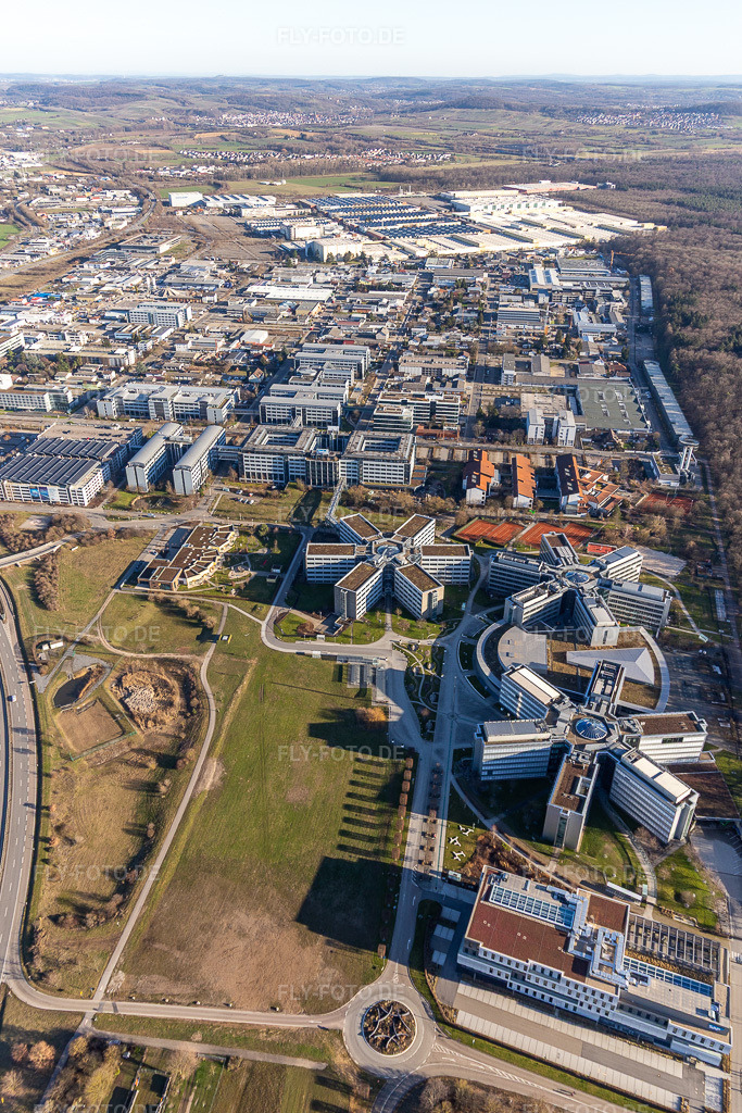 Luftbild: Sternförmige Büro- und Geschäftshäuser der SAP Deutschland SE & Co. KG am Waldrand. in Walldorf im Bundesland Baden-Württemberg in Deutschland. Foto: IMG_125582.jpg vom 21.02.2021 durch Werner Riehm/FLY-FOTO.de
