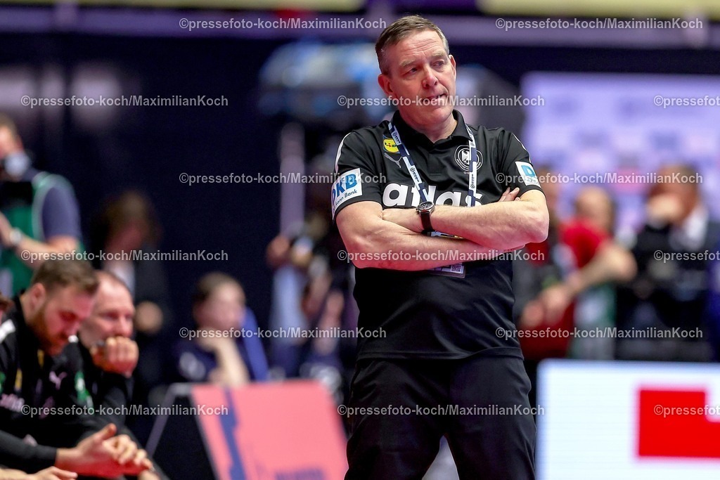 EHF26012603057 | 26.01.2026, Handball, Men's EHF EURO 2026, Deutschland - Dänemark, Jyske Bank Boxen in Herning, Dänemark, Main Round: Headcoach Alfred Gislason (Germany #hc) gestikulierend am Spielfeldrand  enttäuscht Enttäuschung 