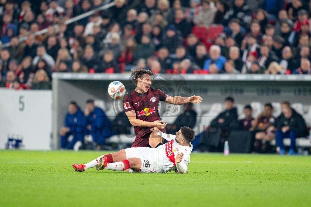 VfB Stuttgart vs. RB Leipzig, Fussball, 1. Bundesliga, 26. Spieltag, 15.03.2026 | Deniz Undav (VfB Stuttgart, #26) gegen Willi Orban (RB Leipzig, #04),VfB Stuttgart vs. RB Leipzig, Fussball, 1. Bundesliga, 26. Spieltag, 15.03.2026Foto: photosbyphips/Philip Ziegler