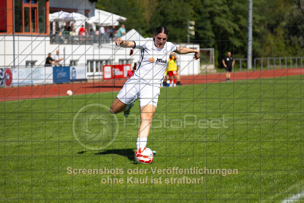 20260906_114506_0024_(c)_by_PhotoPeet | #,1.FC Donzdorf (weiß) vs. 1.FC Heidenheim 1846 (rot), Fußball, Frauen-Verbandspokal Gruppe 2, 2. Runde, Saison 2026/2027, Rasenplatz Lautertal Stadion, Süßener Straße 16, 73072 Donzdorf, 06.09.2026 - 11:00 Uhr,Foto: PhotoPeet / Sport- &amp; Eventfotografie / Peter Harich
