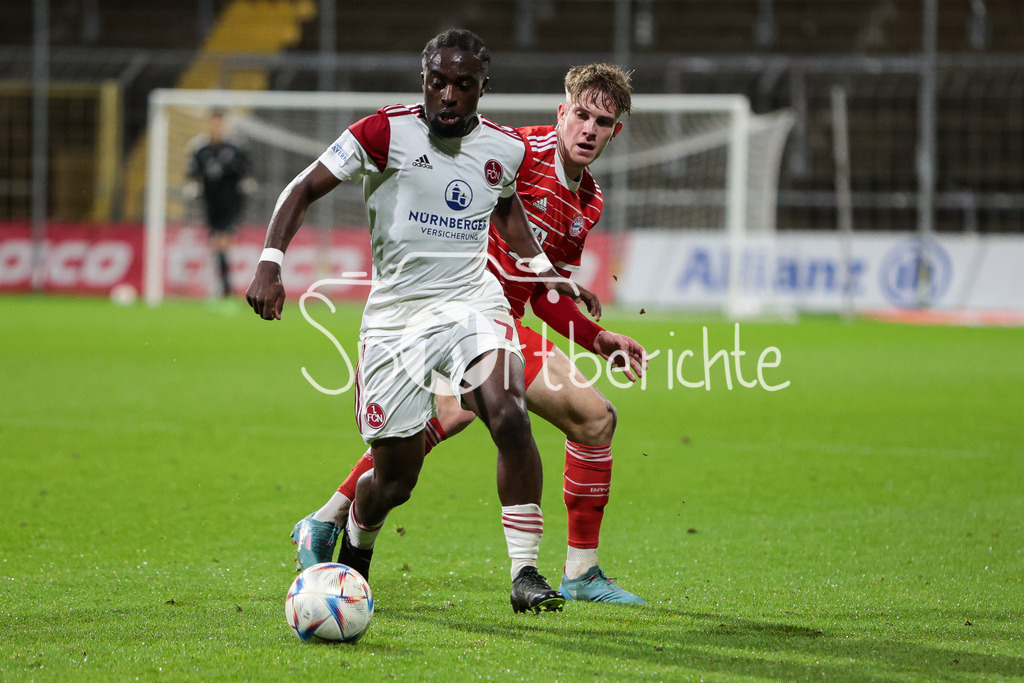 FC Bayern Amateure - 1. FC Nuernberg II | Pedro Narcios MUTEBA (FCN #7) im Duell mit David Herold (FCB #3)