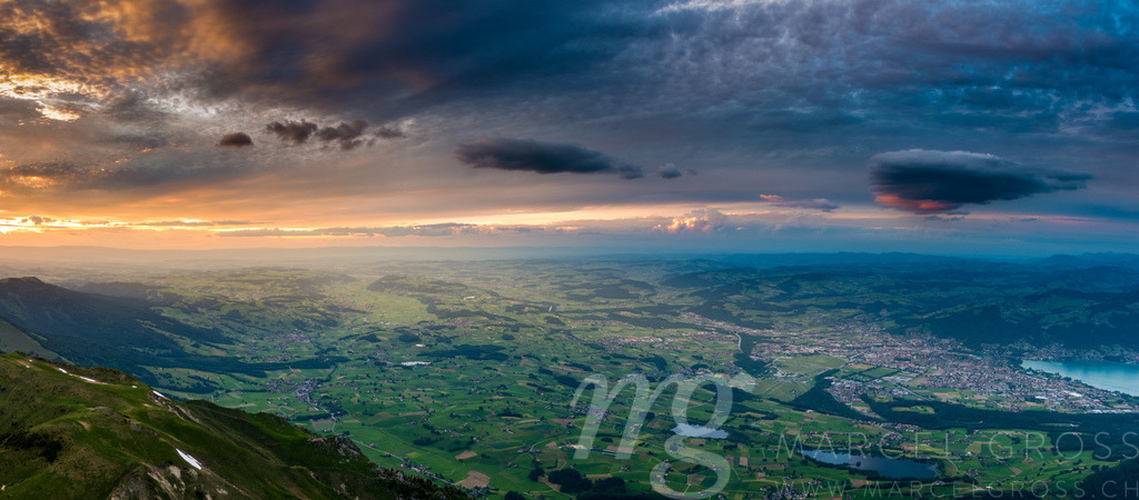 Panorama-Aussicht auf Thun und Region bei Sonnenuntergang vom Stockhorn gesehen | panoramic picture of the City of Thun and the surroundings at sunset. Captured on the hill of Stockhorn - Realisiert mit Pictrs.com