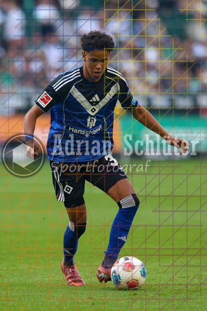 Borussia Mönchengladbach vs Hamburger SV - Bundesliga  | Mönchengladbach, Deutschland, 24.08.25:   Alexander Rossing-Lelesiit (Hamburger SV) in Aktion am Ball, Einzelaktion waehrend des Spiels der Bundesliga zwischen Borussia Mönchengladbach vs Hamburger SV im Stadion im Borussia Park(Foto von Brauer-Fotoagentur / Adrian Schlueter)