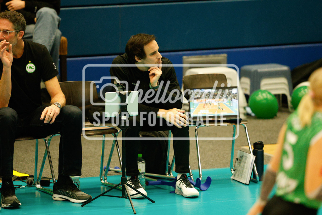 Volleyball I Frauen I Saison 2025-2026 I Bundesliga I 17. Spieltag I USC Münster - VfB Suhl LOTTO Thüringen I 07.02.2026-67 | Matthias Pack (Chetrainer, USC Münster) - Realisiert mit Pictrs.com